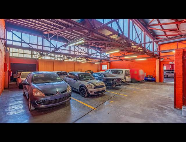 1,963M² FACTORY FOR SALE IN BOOYSENS